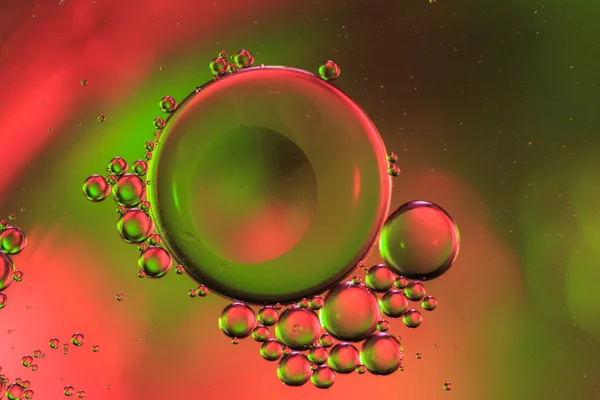 Piccole bolle astratte che si riuniscono attorno a una grande bolla — Foto Stock