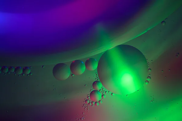 Bolle d'acqua astratte che formano un'eclissi Foto Stock