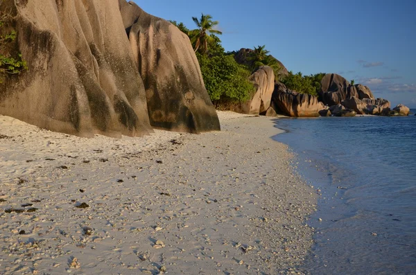 Пляж Anse Источник: Jean на острове La Digue, Сейшельские Острова — стоковое фото