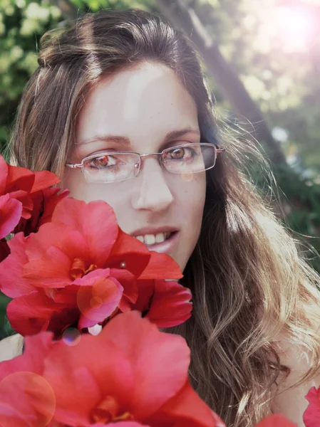 Vrouw met bril in de natuur — Stockfoto