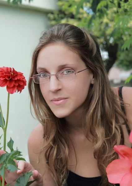 Frau mit Brille in der Natur — Stockfoto
