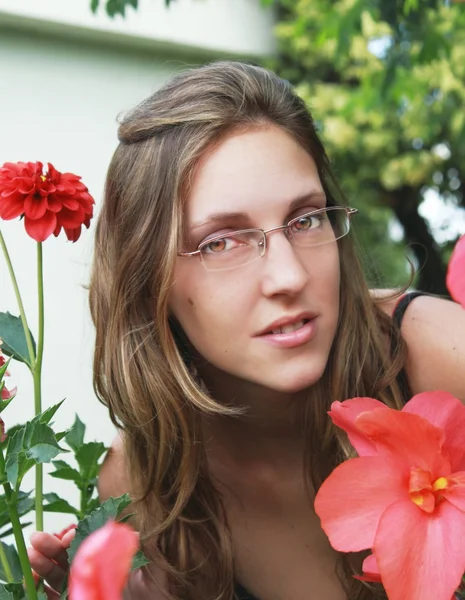 Vrouw met bril in de natuur — Stockfoto