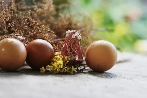 Pascua, Chica entre los huevos —  Fotos de Stock