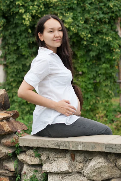 Pregnant woman in the park — Stock Photo, Image