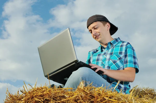 A business man in a countryside with a laptop — Stock Photo, Image