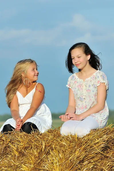 Två glada unga flicka vänner njuter av naturen — Stockfoto