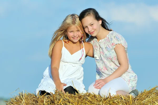 Två glada unga flicka vänner njuter av naturen — Stockfoto