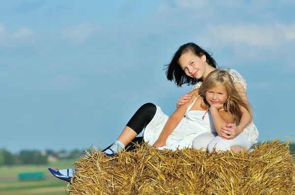 Two happy young girl friends enjoying the nature — Stock Photo, Image