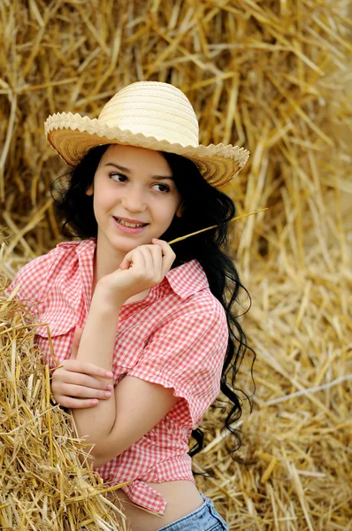 Mooi meisje genieten van de natuur in het hooi — Stockfoto