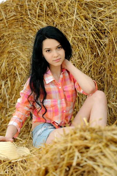 Menina bonita apreciando a natureza no feno — Fotografia de Stock