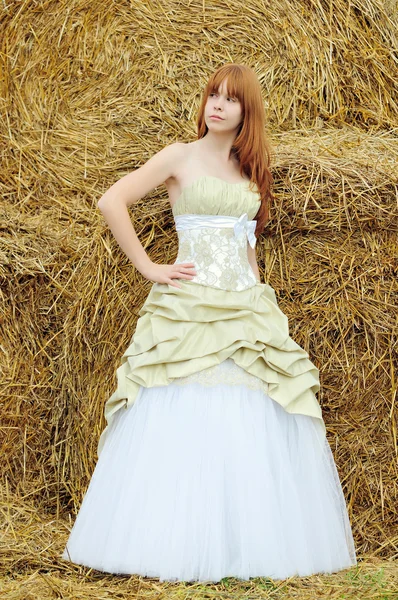 Novia en vestido de novia en un campo — Foto de Stock