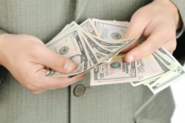 iş adamı elinde para sayar.