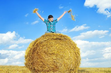 adam bir alana karşı saman yığını üzerinde