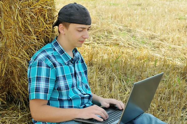 A business man in a countryside with a laptop — Stock Photo, Image