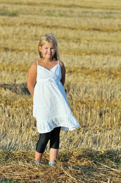 Bella ragazza godendo la natura nel campo — Foto Stock