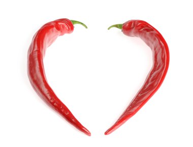 Kalp şekli oluşturan iki pul biber