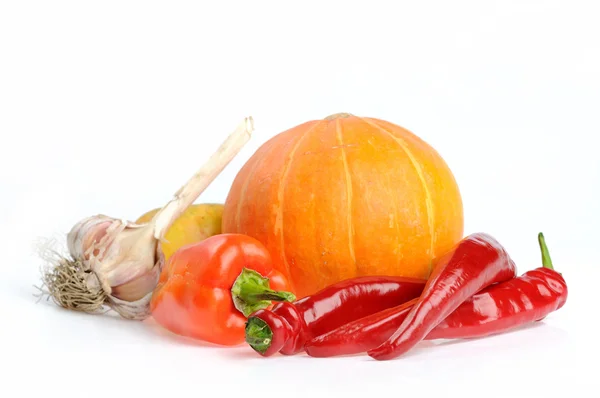 Estudio de calabaza naranja con pimientos rojos — Foto de Stock