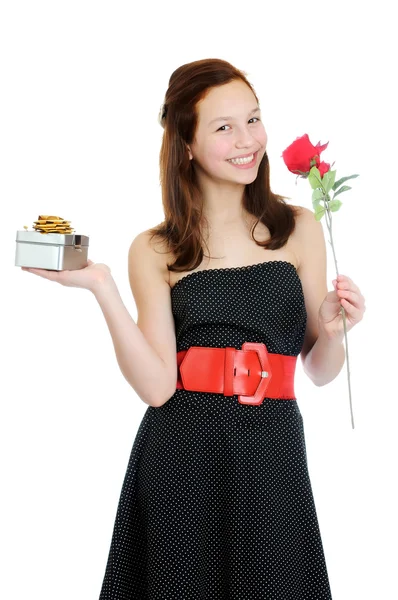 Dia dos Namorados. Retrato de uma menina jovem e bonita com presente e rosa isolada no fundo branco — Fotografia de Stock