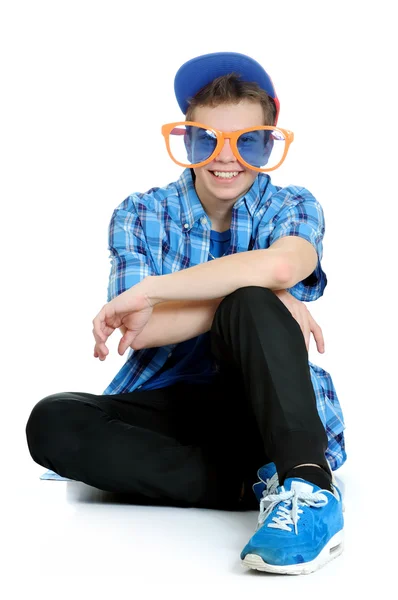 Adolescente che indossa enormi occhiali da sole arancioni e blu, concetto di festa di compleanno, isolato su bianco — Foto Stock