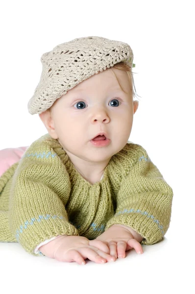 Retrato de una niña de cinco meses con sombrero de invierno de punto — Foto de Stock