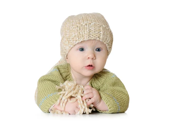 Kış şapka giyen beş aylık bebek kız portresi örme