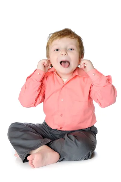 Rolig liten fyra år gammal pojke retas. munnen vidöppen, tunga ut. isolerade över vit bakgrund. — Stockfoto