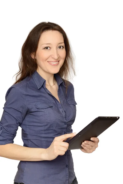 Фото молодой женщины за работой на планшетном компьютере — стоковое фото