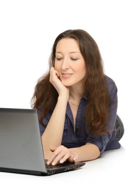 iş üstünde onu laptop genç kadın fotoğrafı