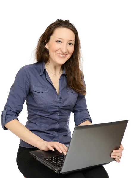 Foto einer jungen Frau bei der Arbeit auf ihrem Laptop — Stockfoto