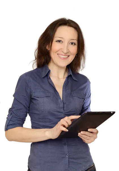 Foto einer jungen Frau bei der Arbeit auf ihrem Tablet-PC — Stockfoto