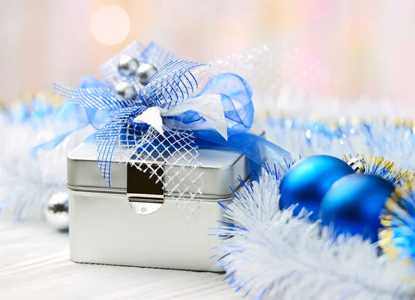 De doos van de gift van Kerstmis op abstracte achtergrond — Stockfoto