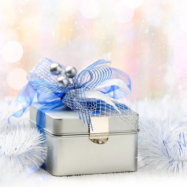 De doos van de gift van Kerstmis op abstracte achtergrond — Stockfoto