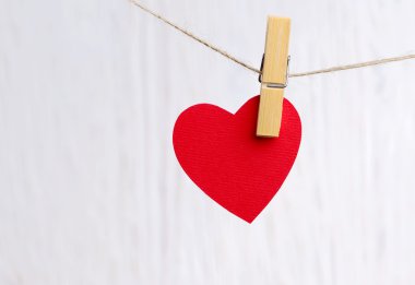 Kırmızı kalp üzerinde ahşap arka plan asılı