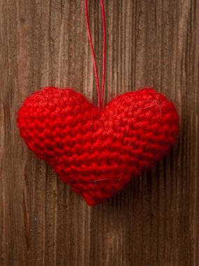 Ahşap arka planda kırmızı kalp