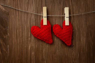 ahşap arka plan asılı kırmızı Kalpler