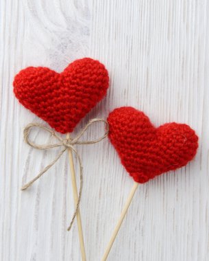 Beyaz ahşap arka planda kırmızı kalpler