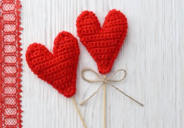 Beyaz ahşap arka planda kırmızı kalpler