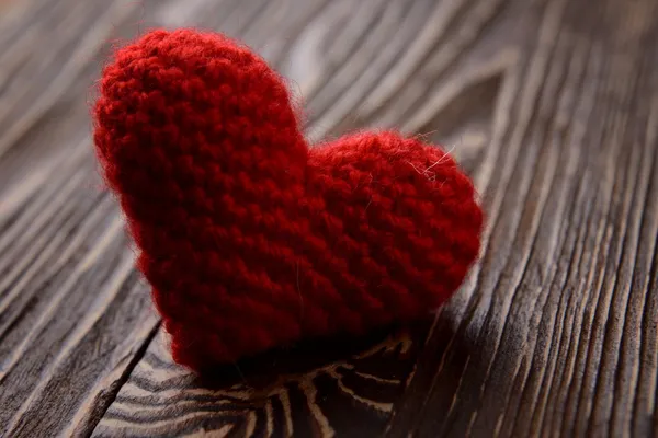 Coração vermelho no fundo de madeira — Fotografia de Stock