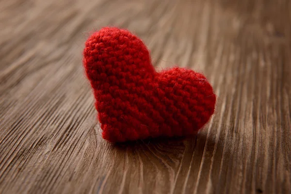 Corazón rojo sobre fondo de madera — Foto de Stock