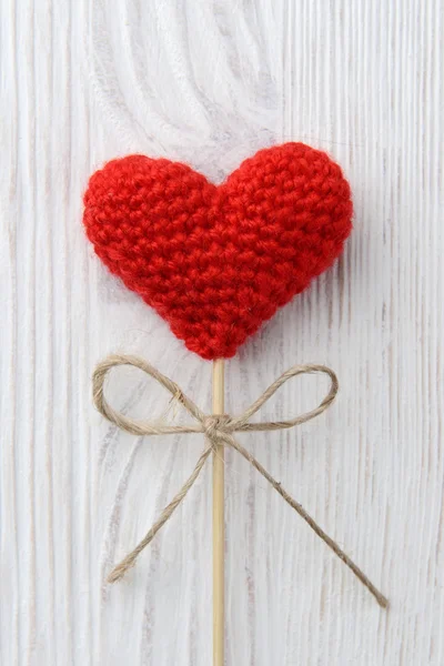 Rood hart op witte houten achtergrond — Stockfoto