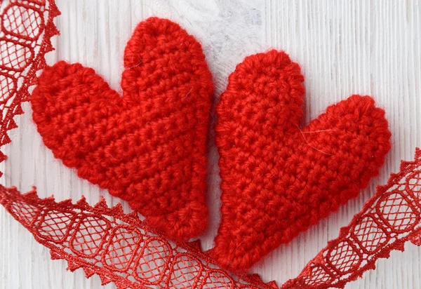 Červené srdce na bílém dřevěném pozadí — Stock fotografie