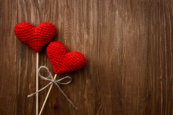 Corazones rojos sobre fondo de madera — Foto de Stock