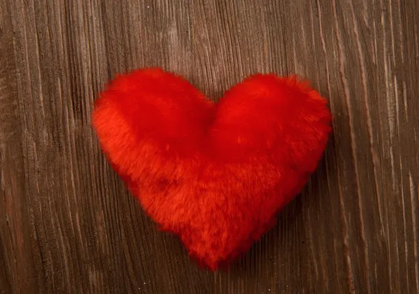 Rött hjärta på trä bakgrund — Stockfoto