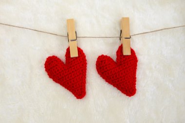 Beyaz arkaplanda kırmızı kalpler