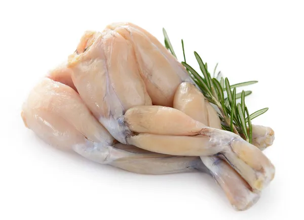 beyaz zemin üzerine taze kurbağa bacağı iki çift