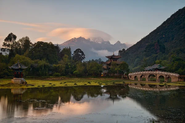 Lijiang starego miasta scena - czarny smok basen park — Zdjęcie stockowe