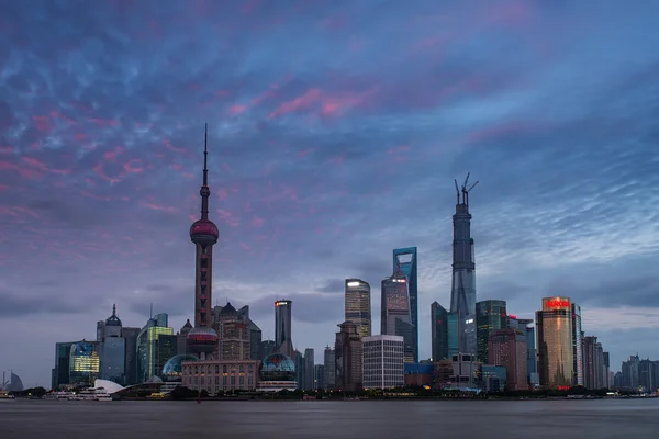 Shanghai skyline bij zonsondergang — Stockfoto