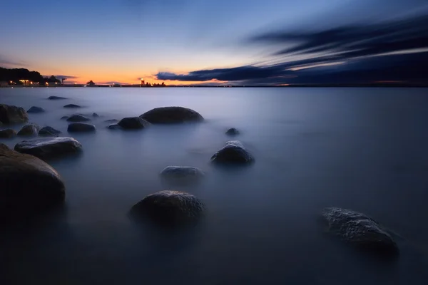 Moody Lake auringonlaskun jälkeen — kuvapankkivalokuva