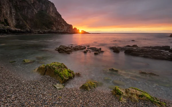 Gueirua pláž při západu slunce. Asturias, Španělsko. — Stock fotografie
