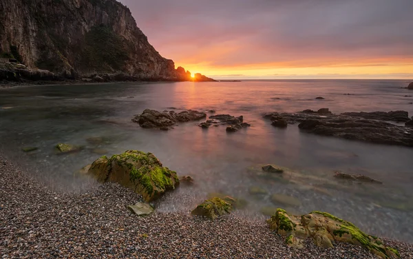 Sunset beach gueirua. Asturias, İspanya. — Stok fotoğraf